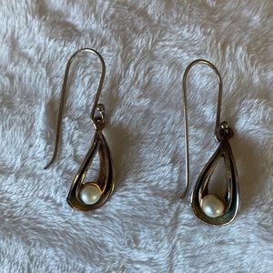 Silver and pearl wire earrings
